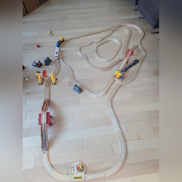 Trains (mostly Brio) and train tracks - Picture 2 of 11